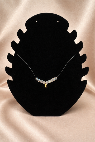 Colier fin cu fetiță și mărgele delicate