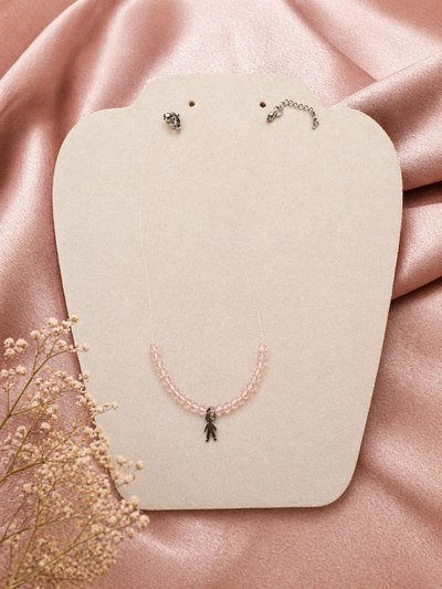 Colier elegant cu băiețel și mărgele delicate