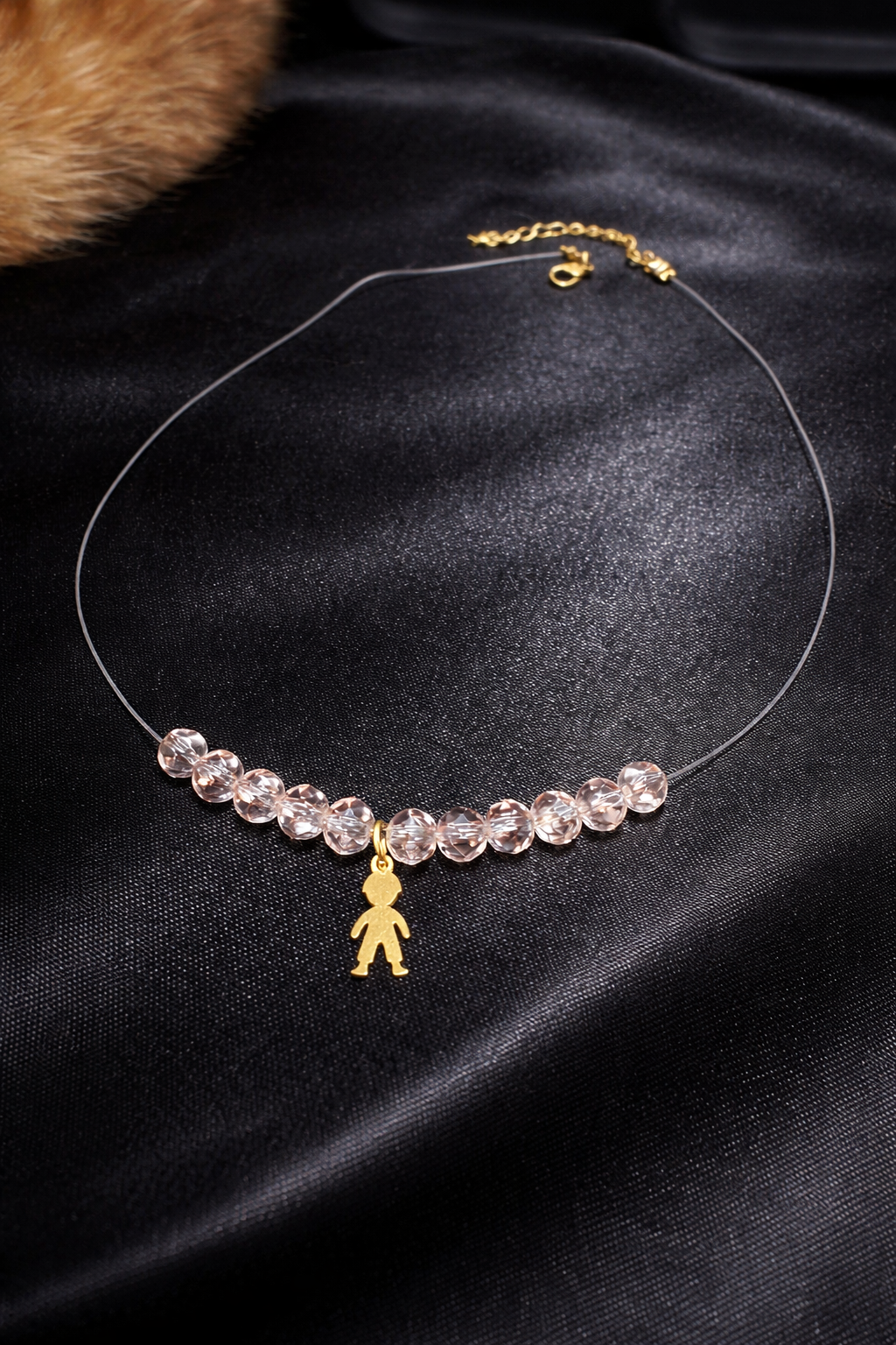 Colier elegant cu băiețel și mărgele delicate