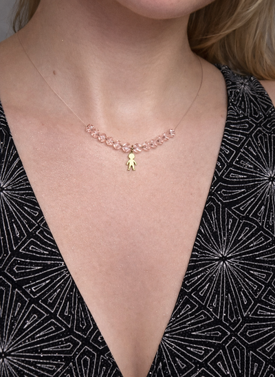 Colier elegant cu băiețel și mărgele delicate