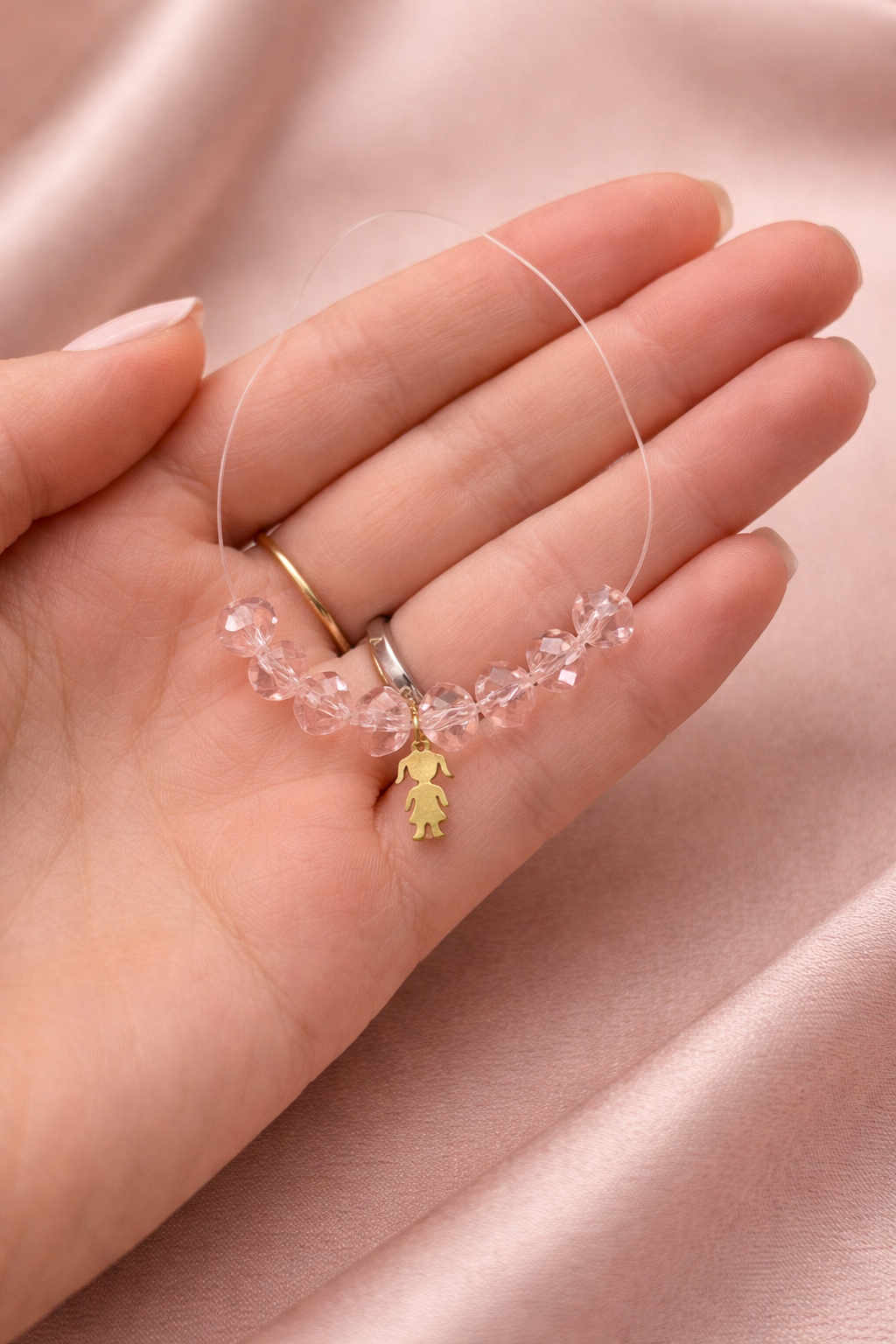 Colier fin cu fetiță și mărgele delicate