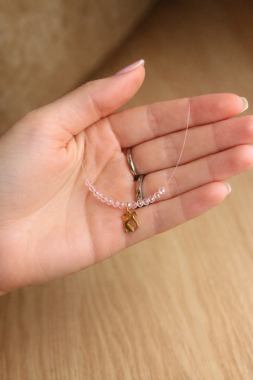 Colier fin cu pisicuță și mărgele roz