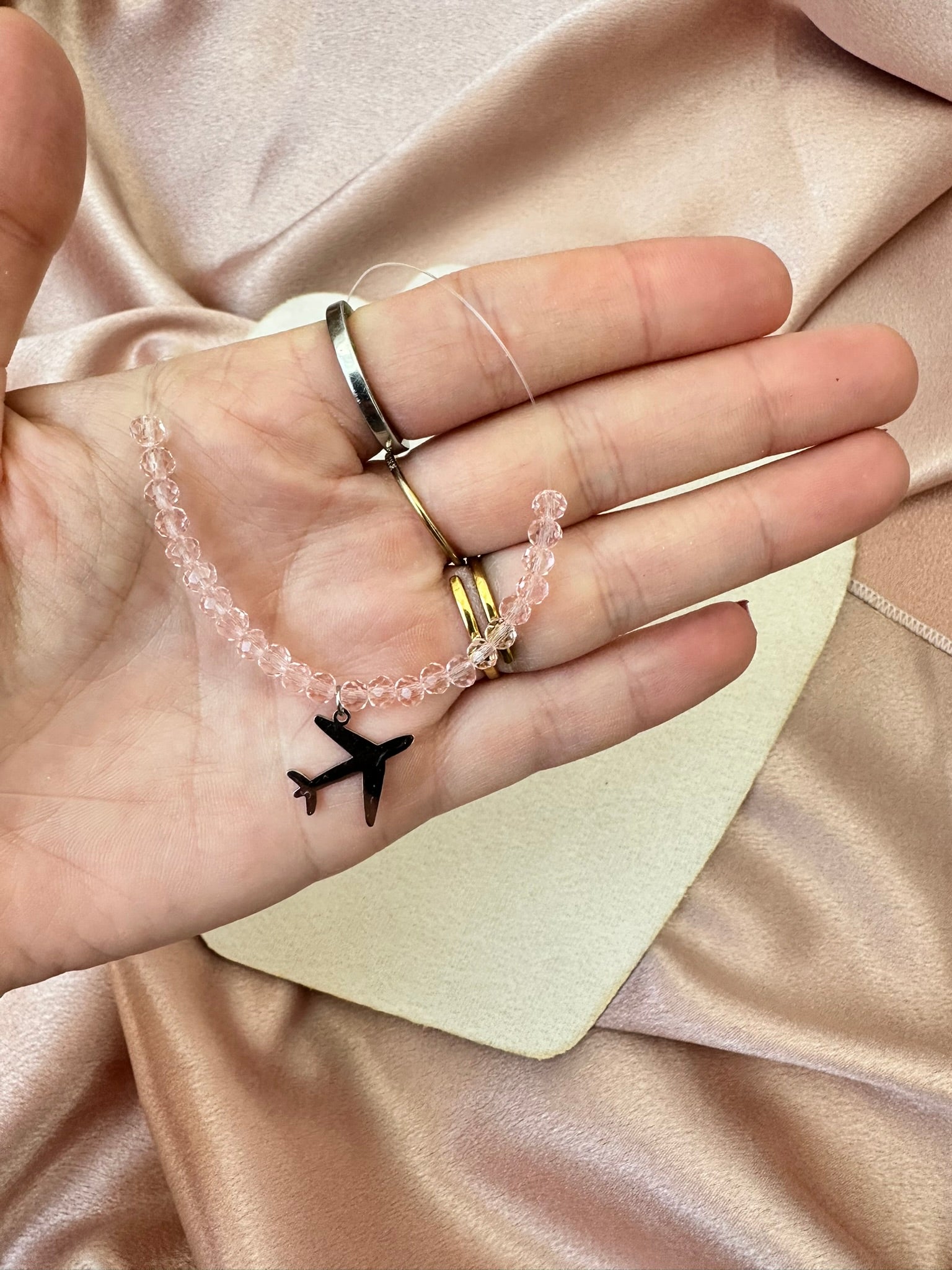 Colier delicat cu mărgele roz și charm avion