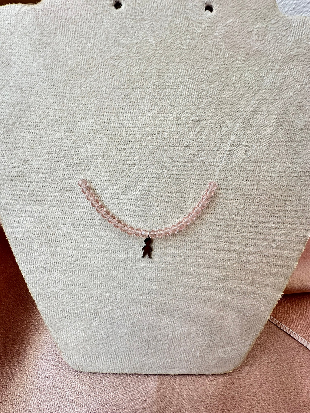 Colier elegant cu băiețel și mărgele delicate
