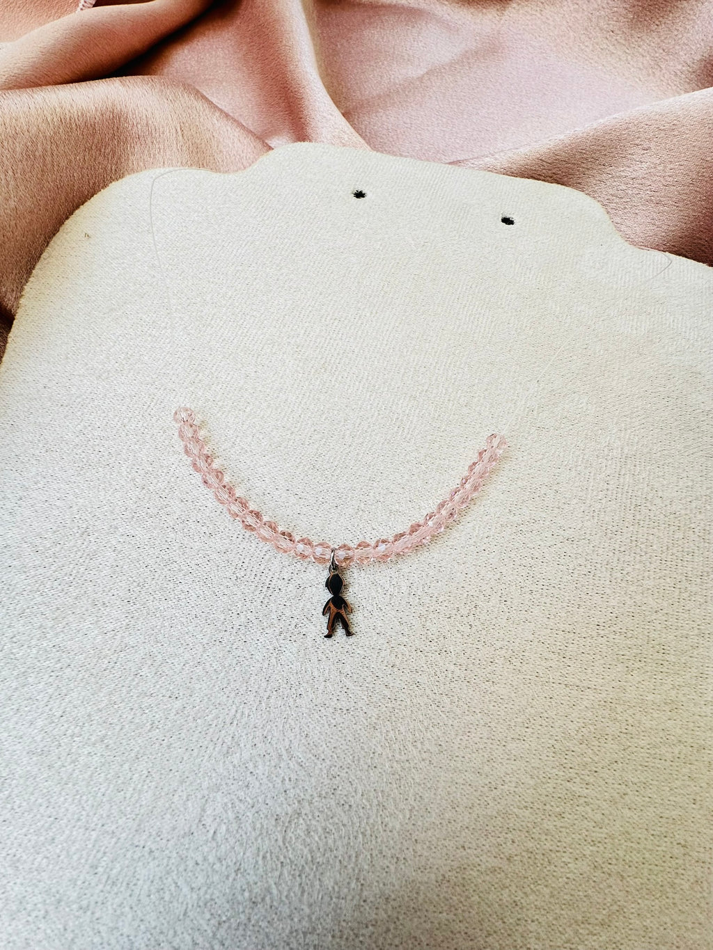 Colier elegant cu băiețel și mărgele delicate