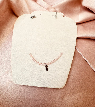Colier fin cu fetiță și mărgele delicate