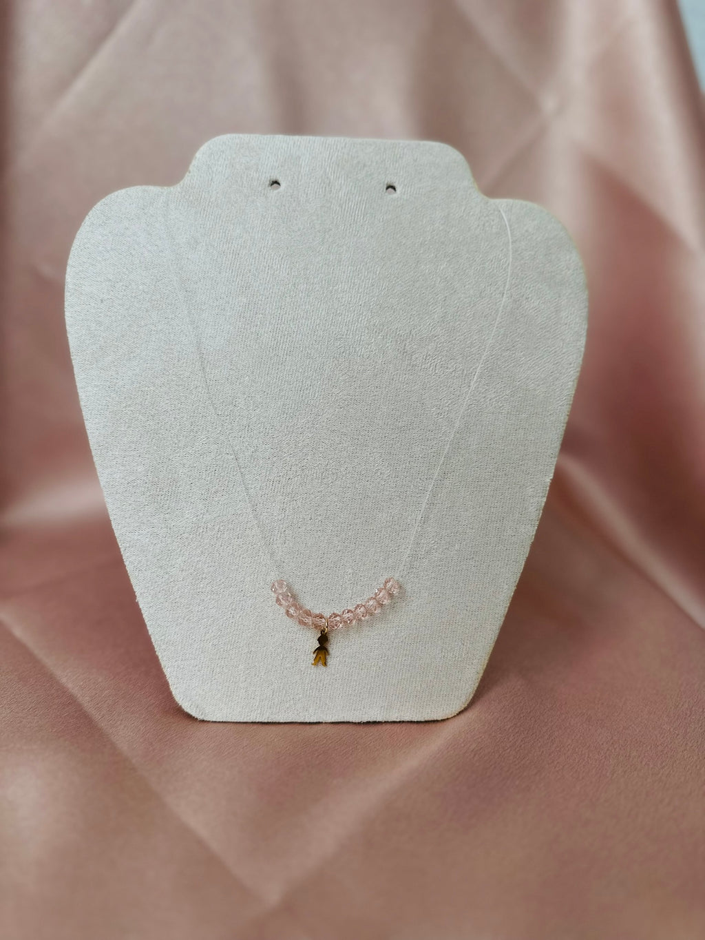 Colier elegant cu băiețel și mărgele delicate