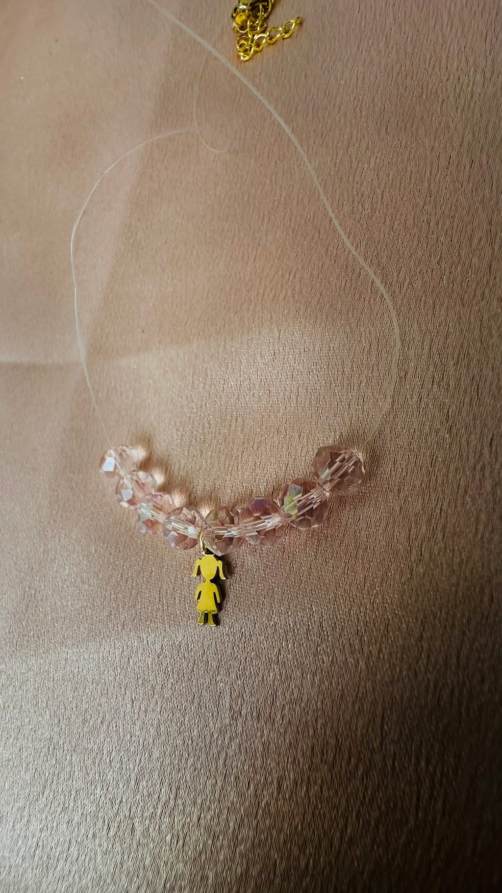 Colier fin cu fetiță și mărgele delicate