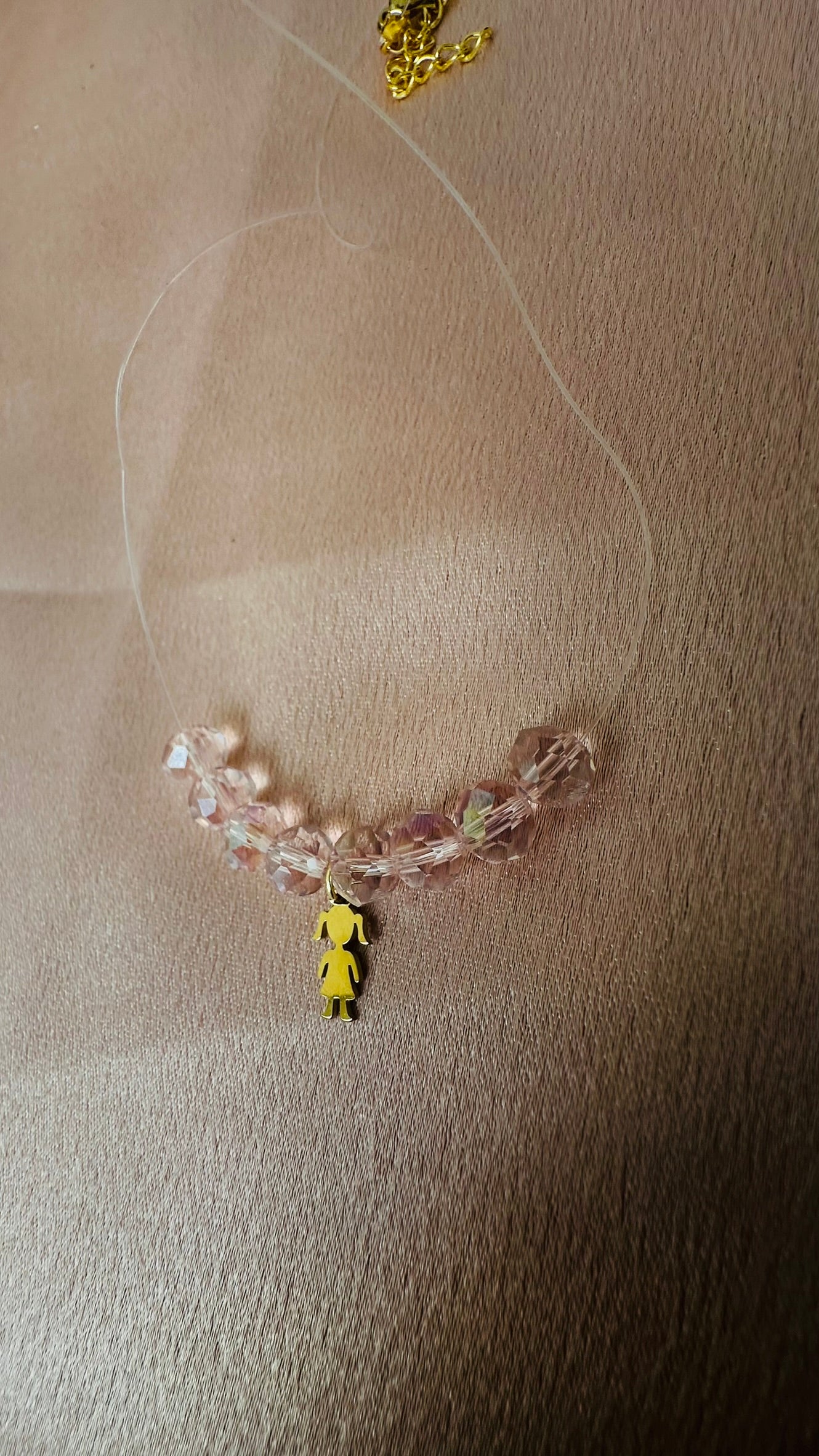 Colier fin cu fetiță și mărgele delicate
