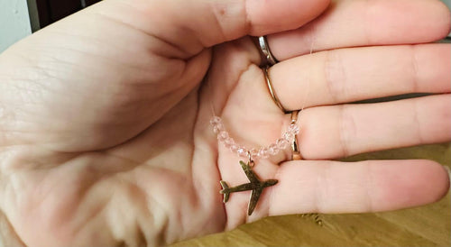 Colier delicat cu mărgele roz și charm avion