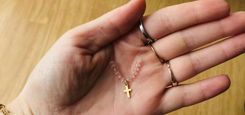 Colier delicat cu mărgele roz și charm cruce aurie